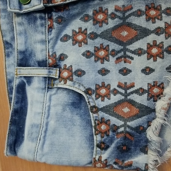 Billabong Laneway Denim Frayed Hem Acid-Washed Embroidered Cut-off Shorts - Picture 5 of 9